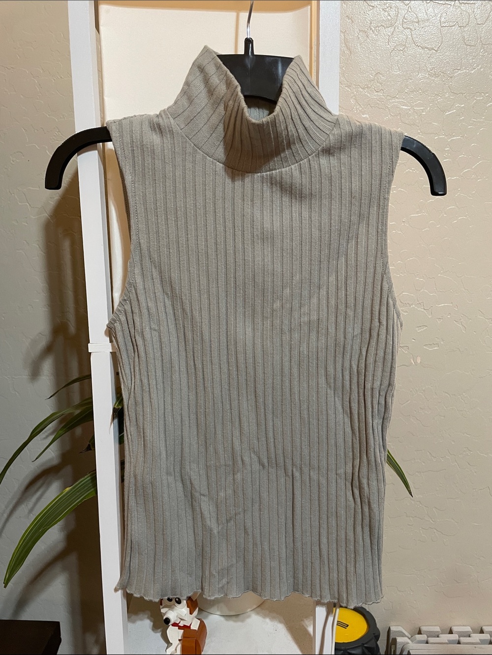 Vince Sleeveless Ribbed Turtleneck in Light Gray